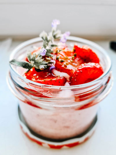 Erdbeer-Buttermilch-Mousse mit marinierten Erdbeeren