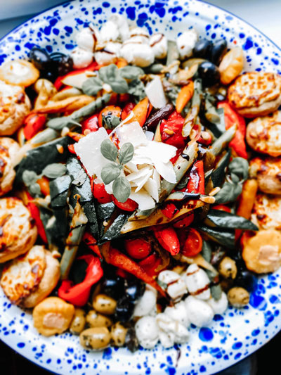 Vegetarische Antipasti-Platte mit gefüllten Champignons, gegrilltem Gemüse & mariniertem Mozzarella